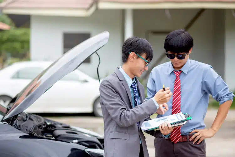 Insurance agent check for damaged cars for car insurance customer